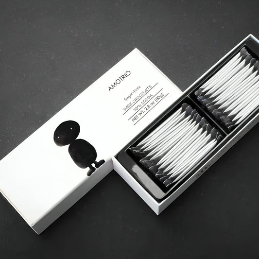 Illustrated packaging of Amotrio sugar-free dark chocolate bar with classic logo