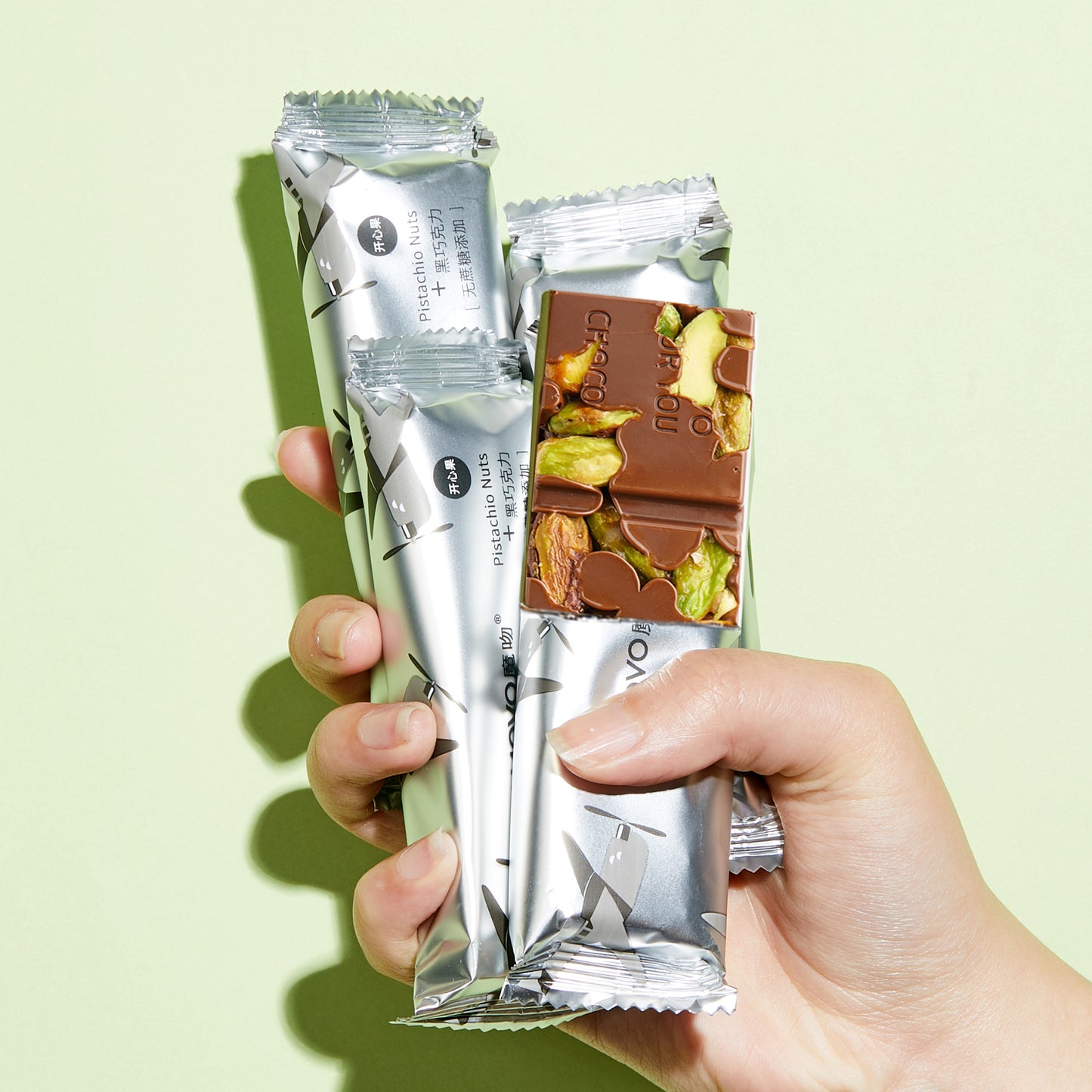 Packaging and contents of Amotrio No-Sugar-Added Pistachio Chocolate Bars